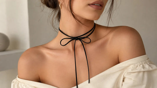 Choker na szyję. Jak dobrać go do dekoltu i stylizacji?