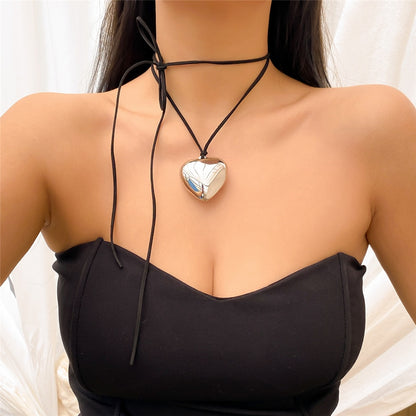 Naszyjnik typu choker z sercem