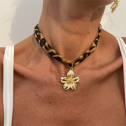 Choker z kwiatem